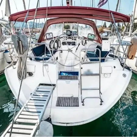 Botel Orpheus Ormos Athinios